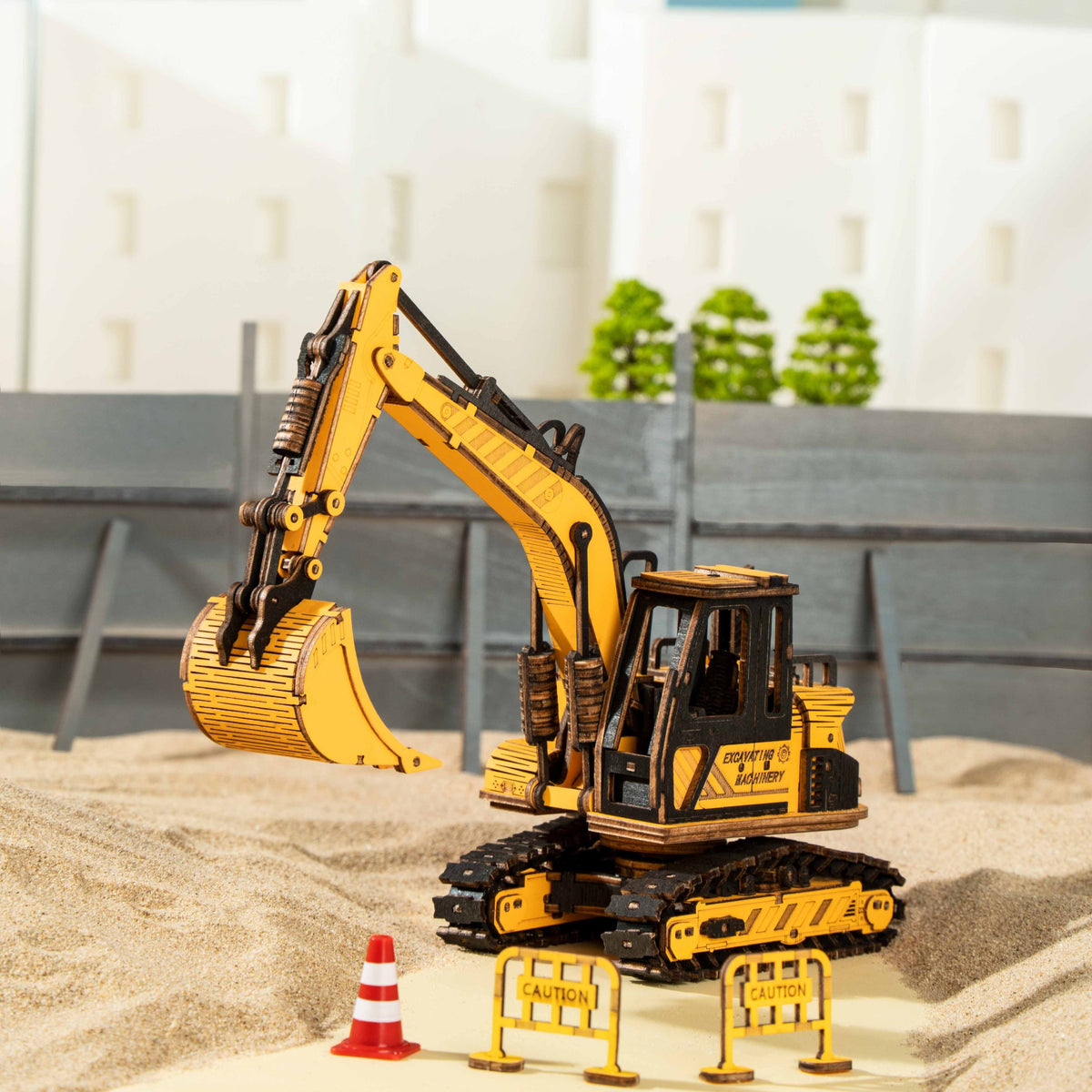 Baggerarm mit Hydraulikzylindern und Holzschläuchen des ROKR Excavator TG508K