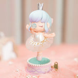 Blind Box Figuren: Nanci als Ballerina mit silberner Krone auf einer Spieluhr