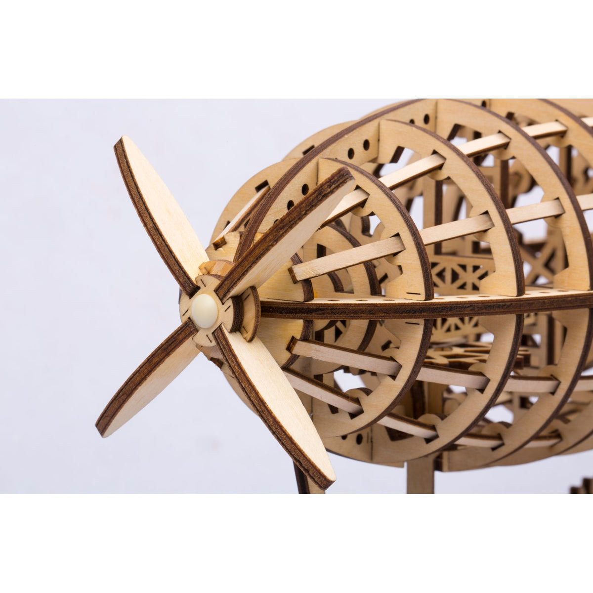 ROKR Air Vehicle Holzmodell als Deko auf einem Regal