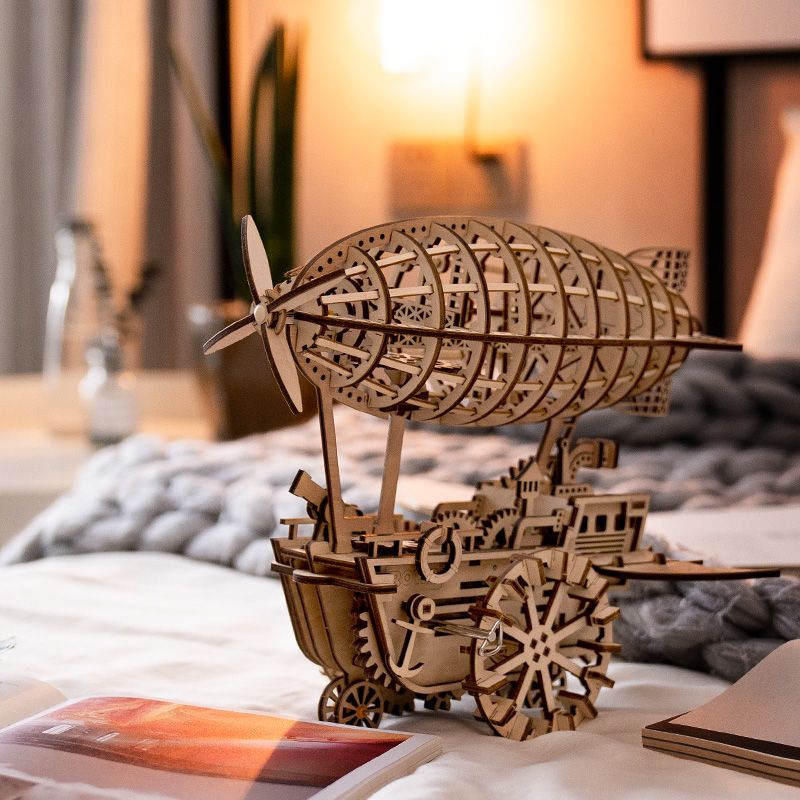 Steampunk Luftfahrzeug Bausatz aus Holz mit Propeller und Rädern