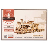 Heizer und Lokführer auf dem Führerstand der Holz-Dampflokomotive
