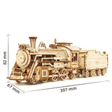 Dampflokomotive Modellbausatz als Vintage-Deko auf dem Regal