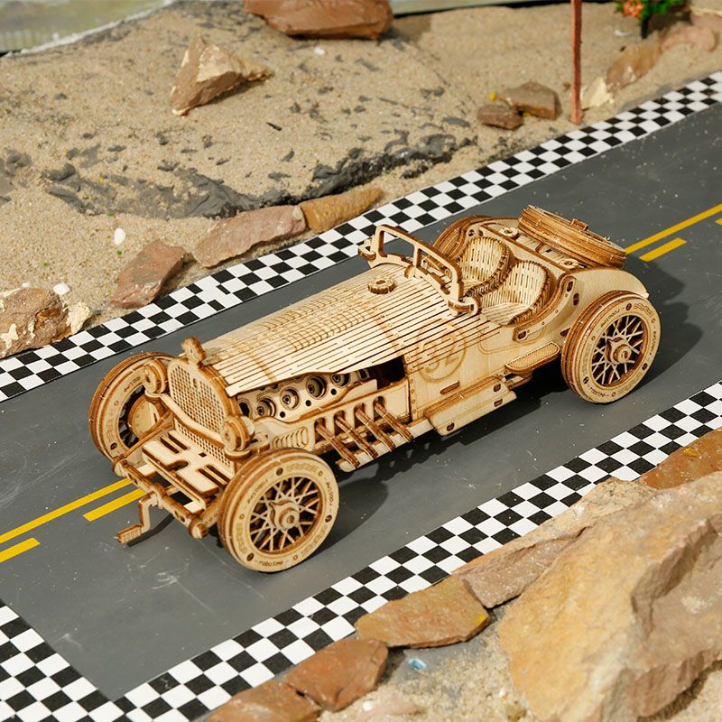 ROKR Grand Prix Car MC401 Seitenansicht mit Speichenrädern und Achtzylinder-Motorhaube
