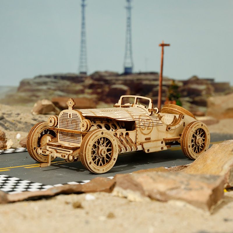 Rennwagen Bausatz Holz MC401: Heck mit Ersatzrad und Auspuffanlagen