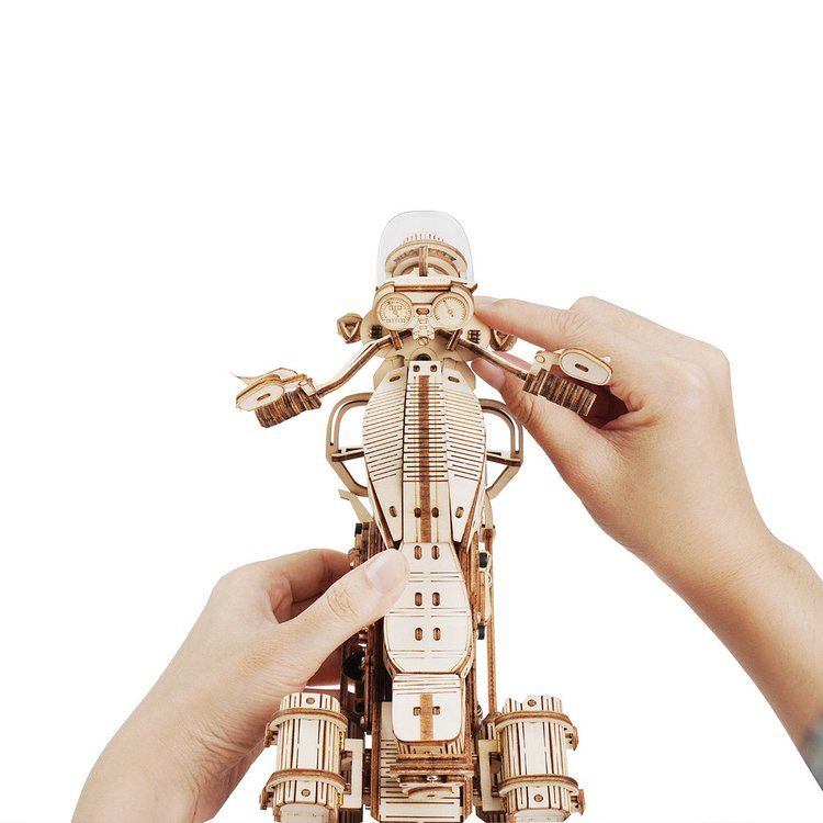 ROKR 3D Holzpuzzle Cruiser auf dem Schreibtisch als Deko