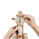 ROKR 3D Holzpuzzle Cruiser auf dem Schreibtisch als Deko
