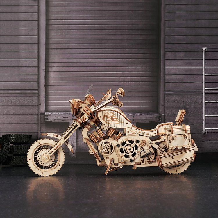 Motorrad Modell aus Holz mit Speichenrädern und Auspuff