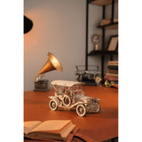 Detailansicht der Werkzeugkiste auf dem Kotflügel des ROKR Oldtimers MC801