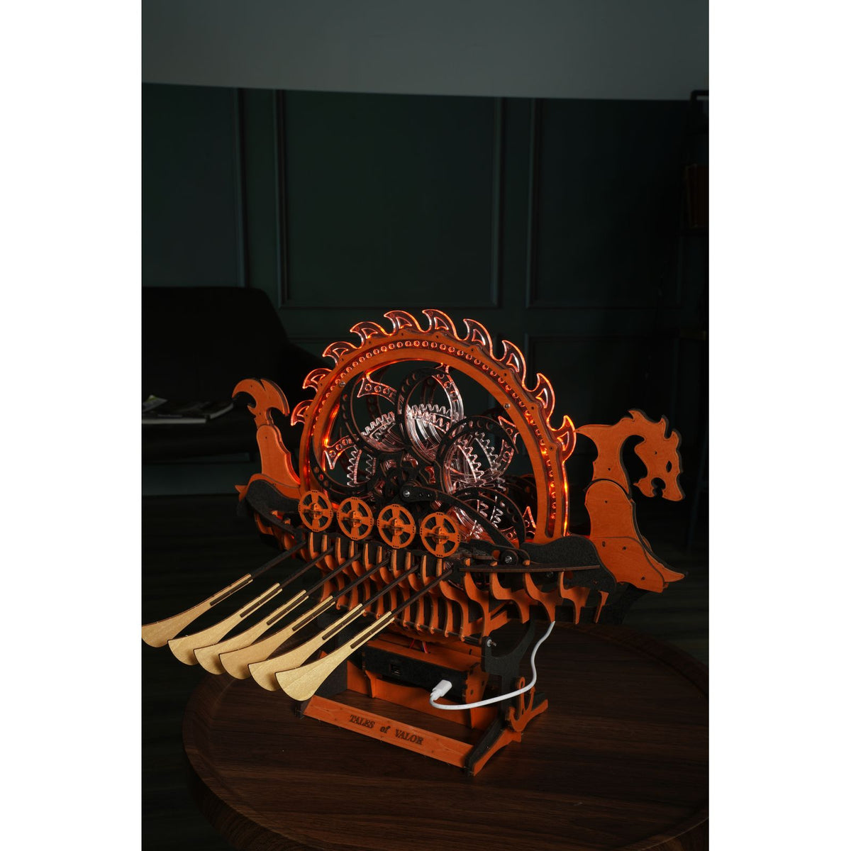 Drachenkopf am Bug des ROKR Viking Dragon Ship, Holzmodell in Schwarz, Braun und Creme