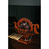 Drachenkopf am Bug des ROKR Viking Dragon Ship, Holzmodell in Schwarz, Braun und Creme