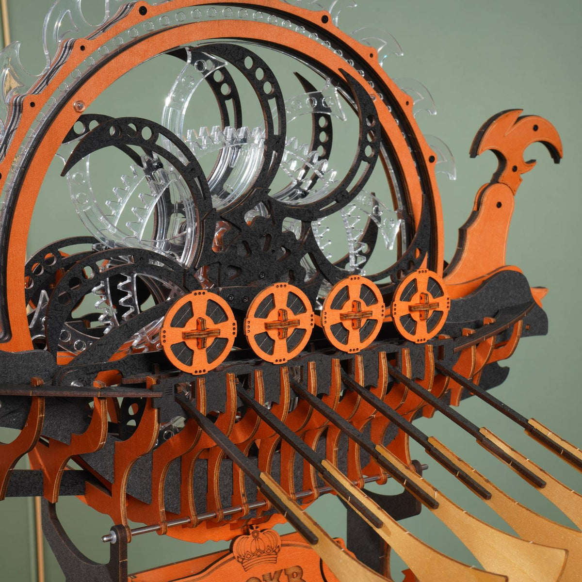Zwölf Riemen des mechanischen ROKR Wikingerschiffs LK802 in Bewegung