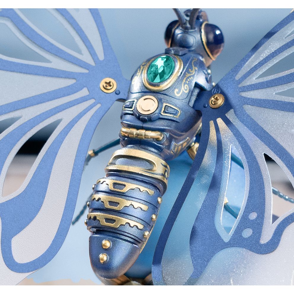Mechanischer Schmetterling Bausatz Seitenansicht mit blauem Edelstein