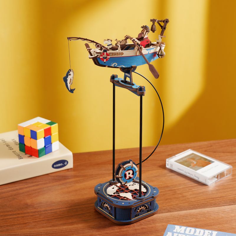3D Holzpuzzle Erwachsene: ROKR Sky Captain als Deko auf dem Schreibtisch