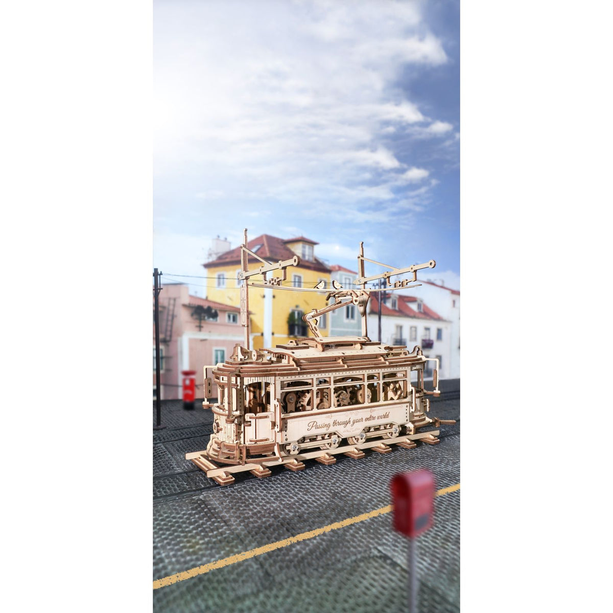 ROKR 3D Holzpuzzle Straßenbahn Tramcar LK801 fertig aufgebaut in der Gesamtansicht