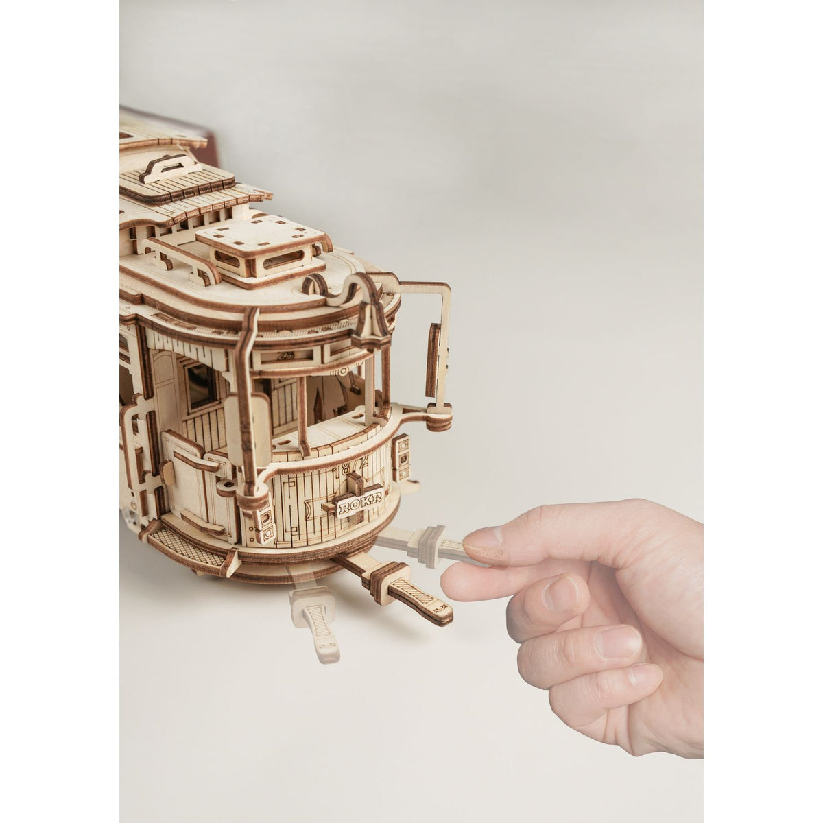 3D Holzpuzzle für Erwachsene: Bau der ROKR Tramcar mit 374 Teilen