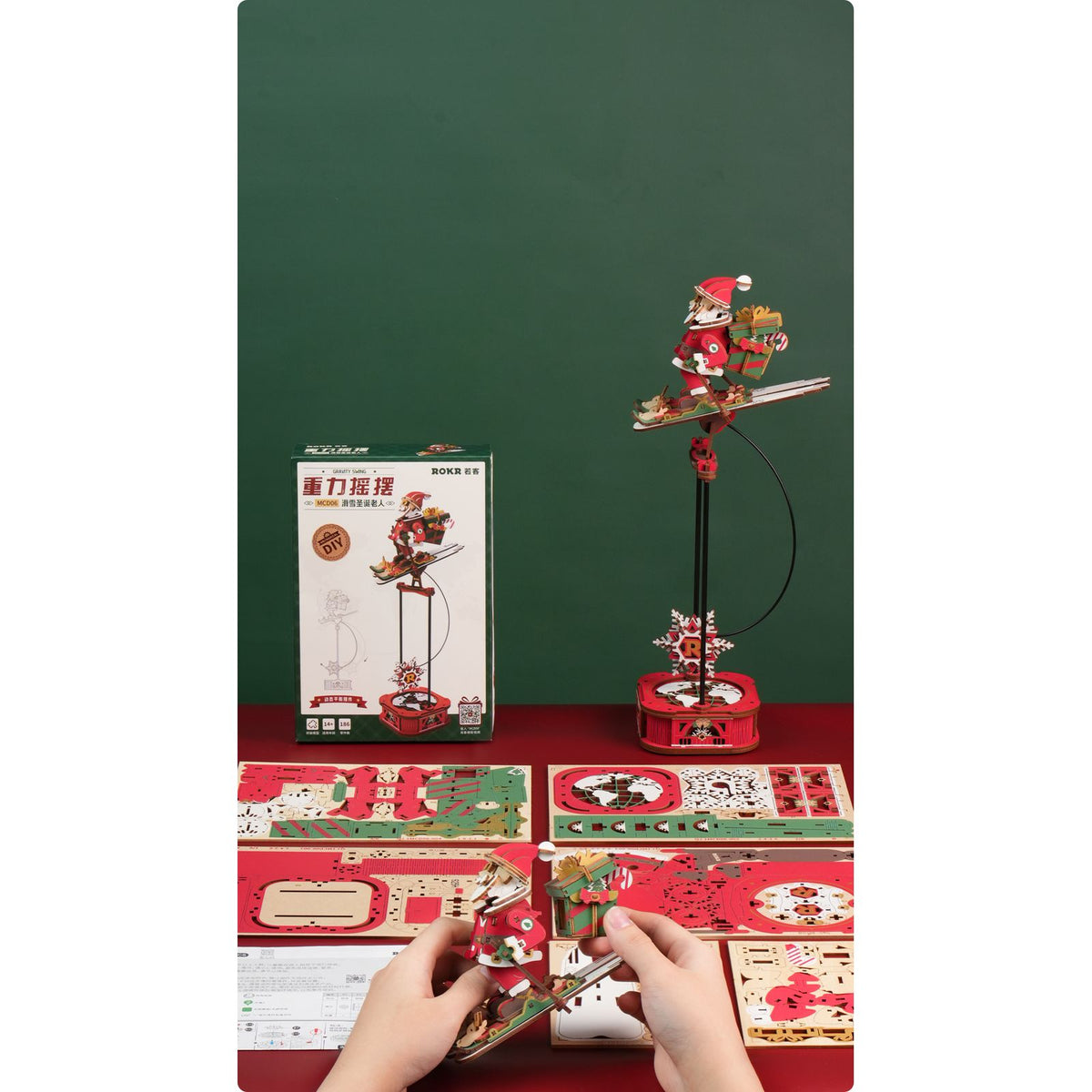 Weihnachtsdeko selber bauen: ROKR Santa on Skis neben dem Weihnachtsbaum