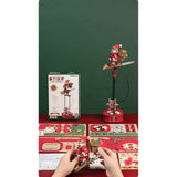Weihnachtsdeko selber bauen: ROKR Santa on Skis neben dem Weihnachtsbaum