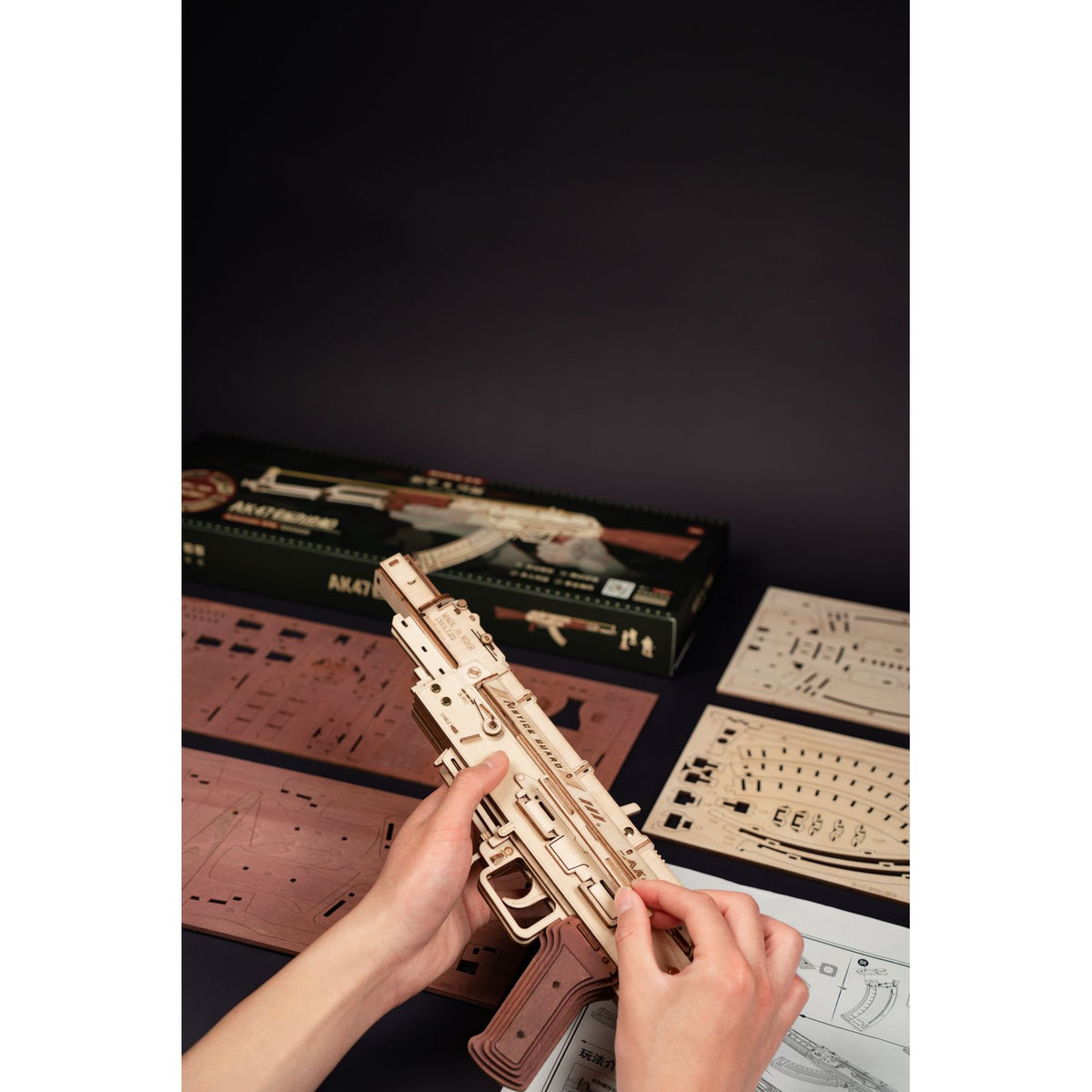 Nahaufnahme Holzschaft und Magazin am ROKR AK-47 3D Holzpuzzle