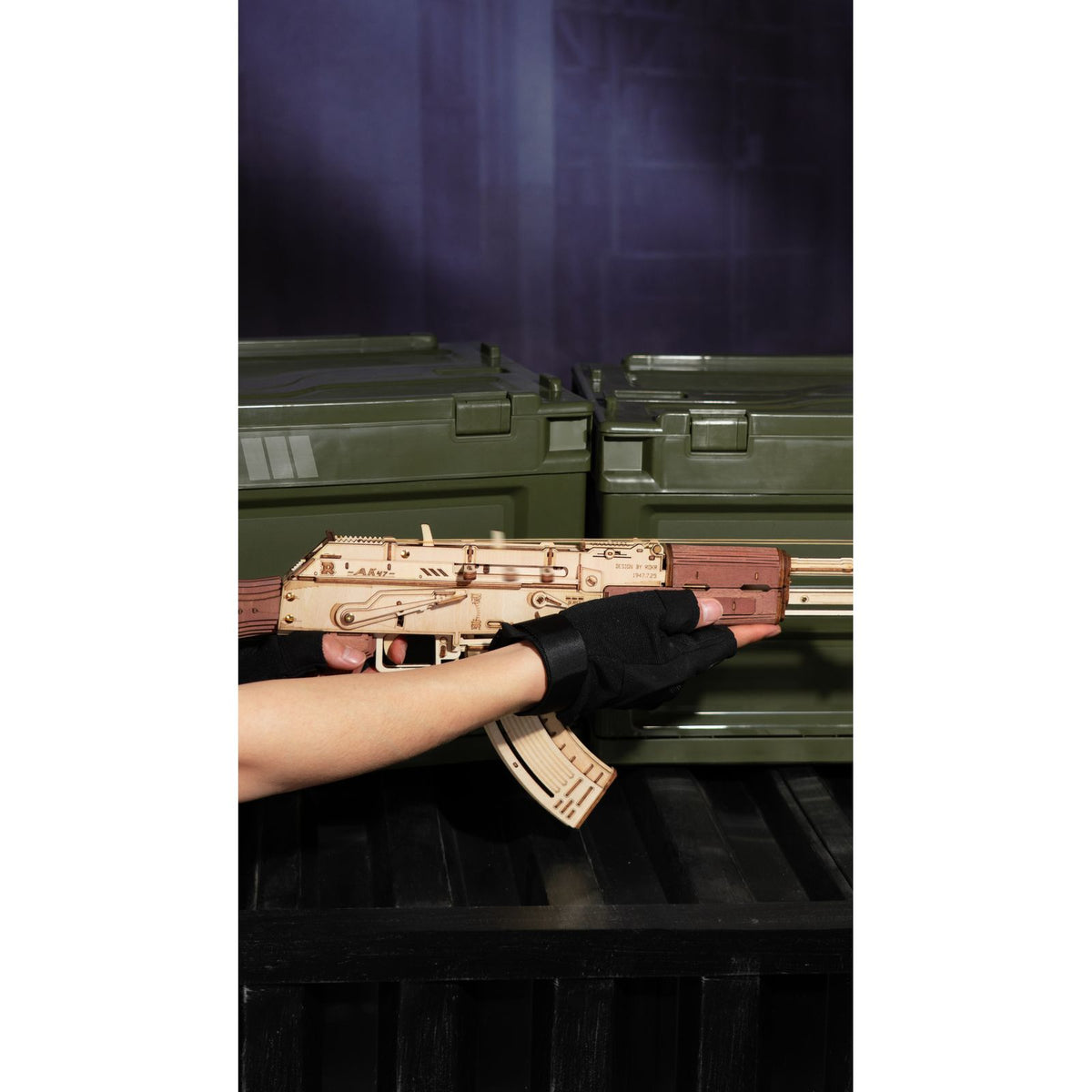 Holzplatten mit Puzzleteilen des ROKR AK-47 Bausatzes LQ901