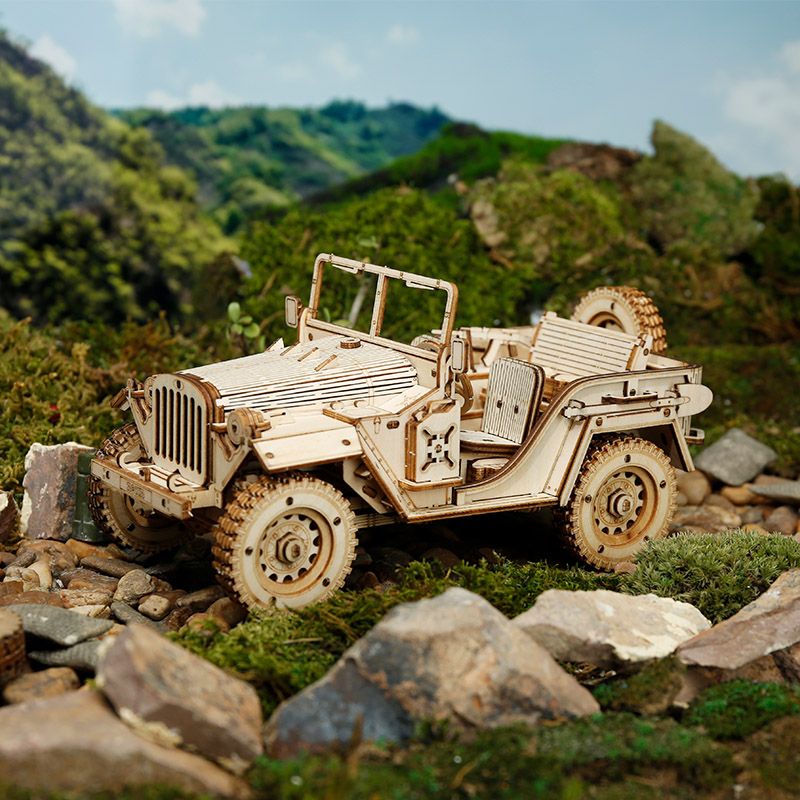 Jeep Modellbausatz aus Holz mit Kühlergrill und runden Scheinwerfern