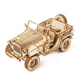 Stollenreifen, Ersatzrad und Außenkanister am ROKR Army Field Car