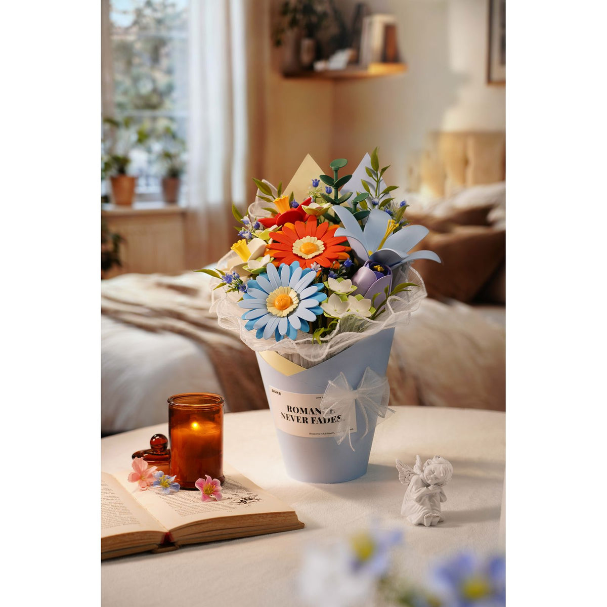 Hellblaue Vase mit Schriftzug „Romance never fades“ am ROKR Blumenstrauß Bausatz