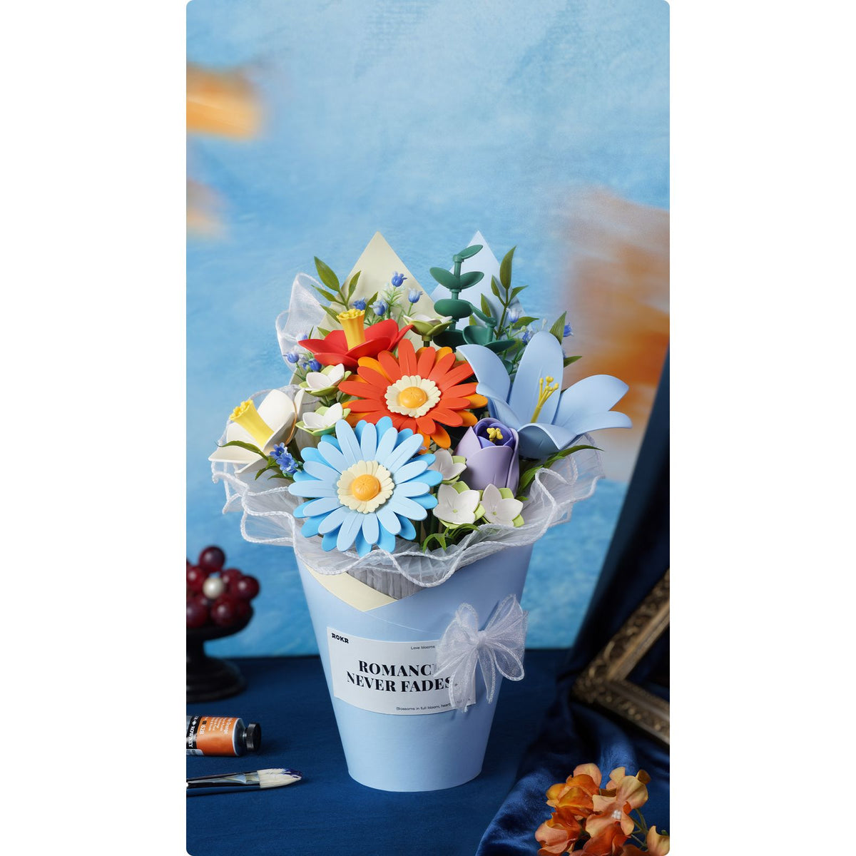 Detailansicht: orangefarbene Gerbera und lila Tulpe im ROKR Twilight Sky Bouquet