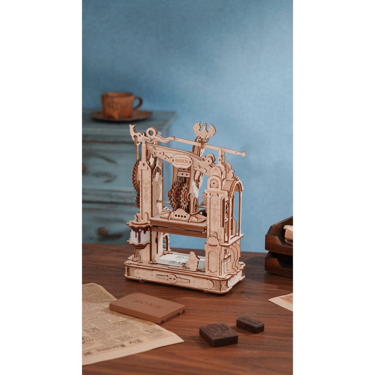 Holzbausatz Erwachsene: Classic Printing Press beim Zusammenbau der Zahnräder