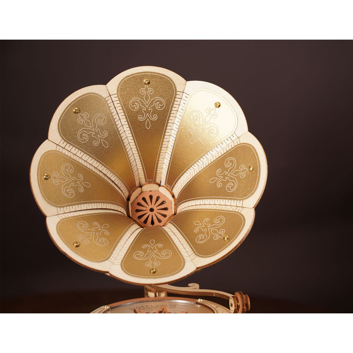 3D-Blume mit sechs Blütenblättern am ROKR Diva Gramophone Holzmodell