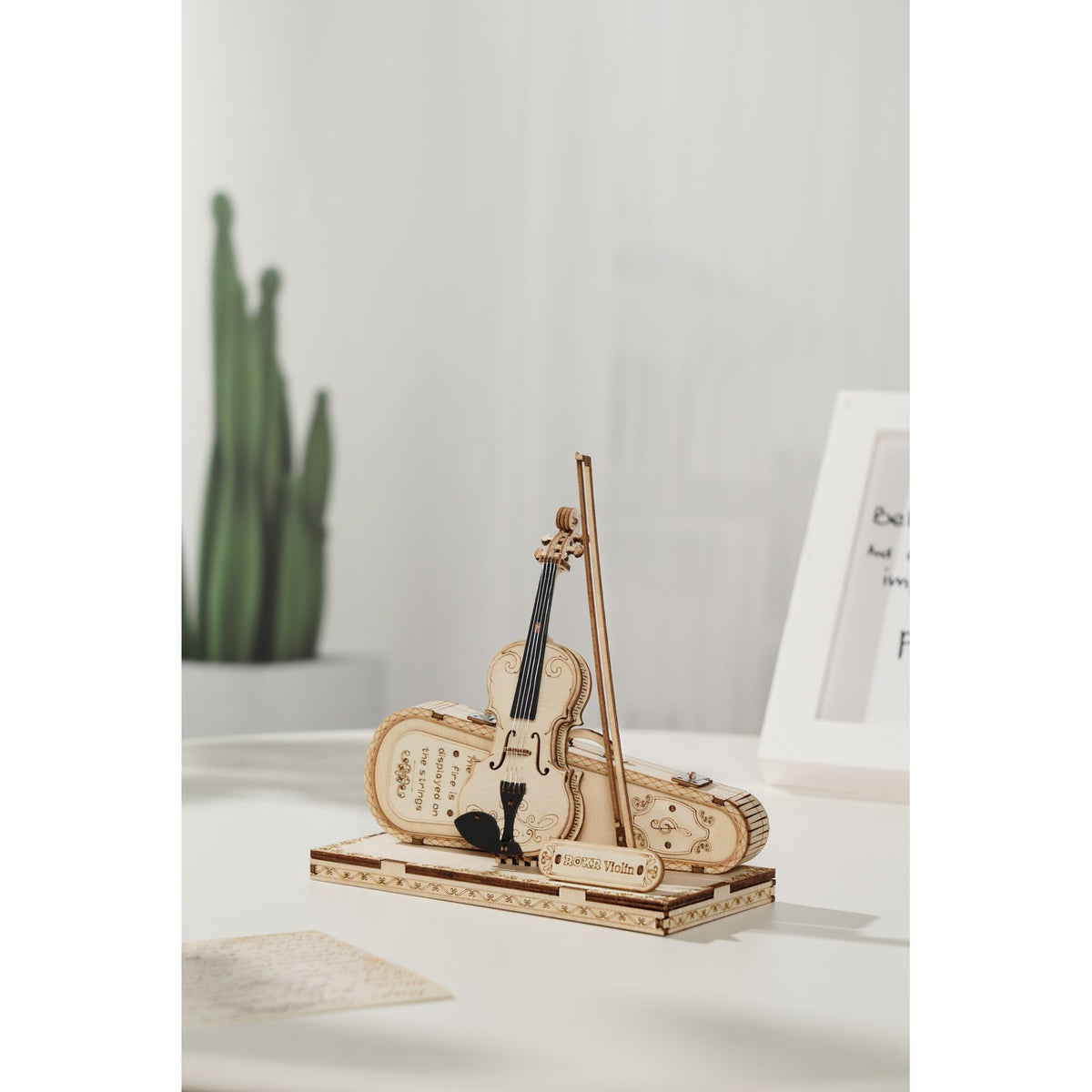 Violine Bausatz ROKR als Deko im Regal