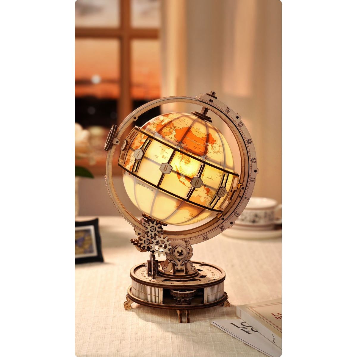 Luminous Globe von ROKR als stimmungsvolle Tischlampe im Dunkeln