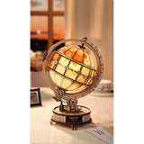 Luminous Globe von ROKR als stimmungsvolle Tischlampe im Dunkeln