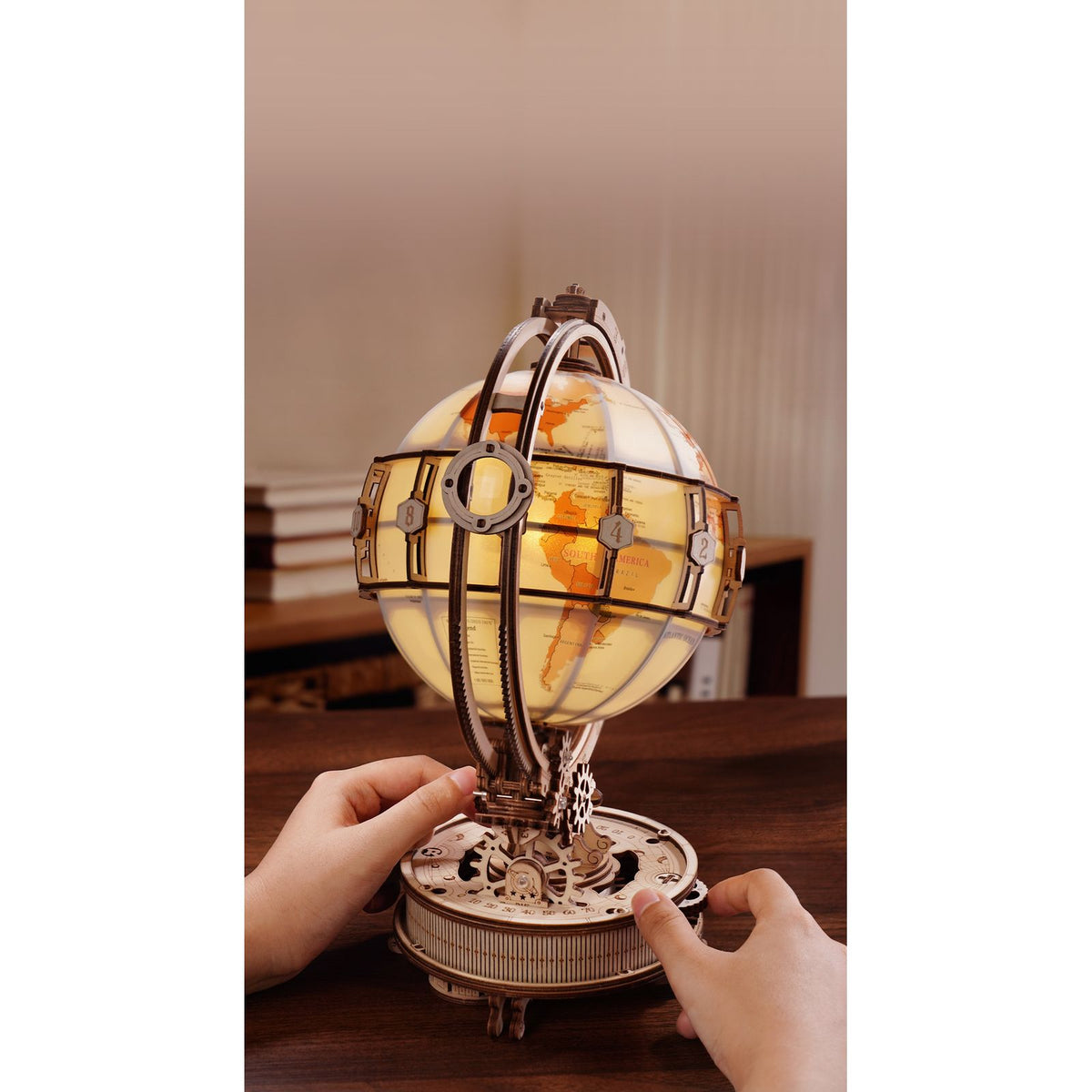 Detailansicht der Zahnräder und Mechanik am ROKR Luminous Globe