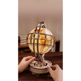 Detailansicht der Zahnräder und Mechanik am ROKR Luminous Globe