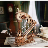 Spieluhr Bausatz Magic Harp ROKR AMK71 als Deko auf dem Schreibtisch