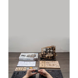 ROKR Marble Night City als Deko-Modell auf dem Regal, Maße 32,5 × 21,4 × 22,8 cm