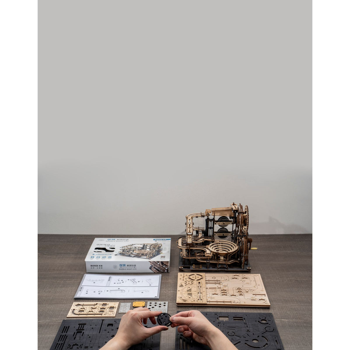 ROKR Marble Night City als Deko-Modell auf dem Regal, Maße 32,5 × 21,4 × 22,8 cm