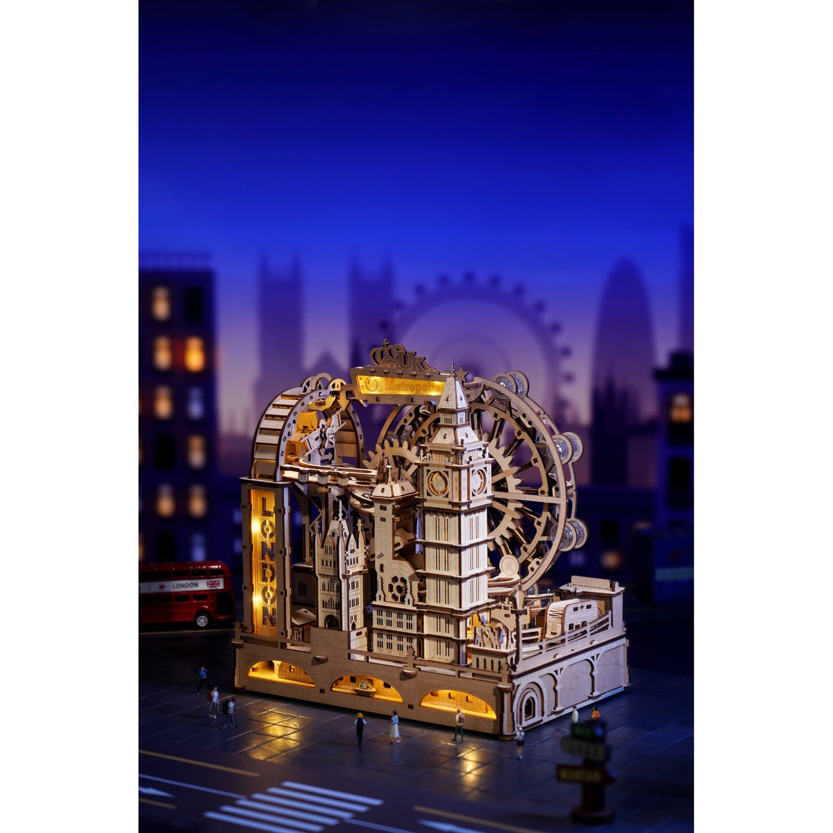 3D Holzpuzzle Kugelbahn London mit LED-Beleuchtung in der Dämmerung