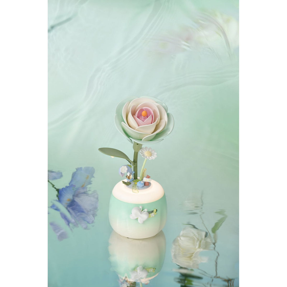 Bausatz ohne Kleber: Teile der ROKR Minty Camellia Lamp zum Zusammenstecken