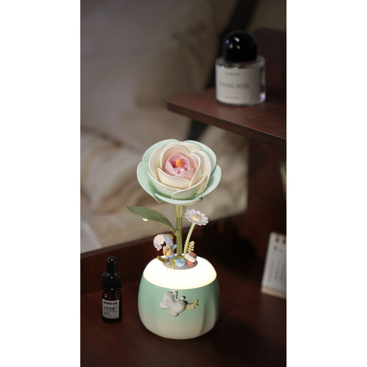 Geschenk für Blumenliebhaber: fertig gebaute Minty Camellia Lamp auf dem Nachttisch