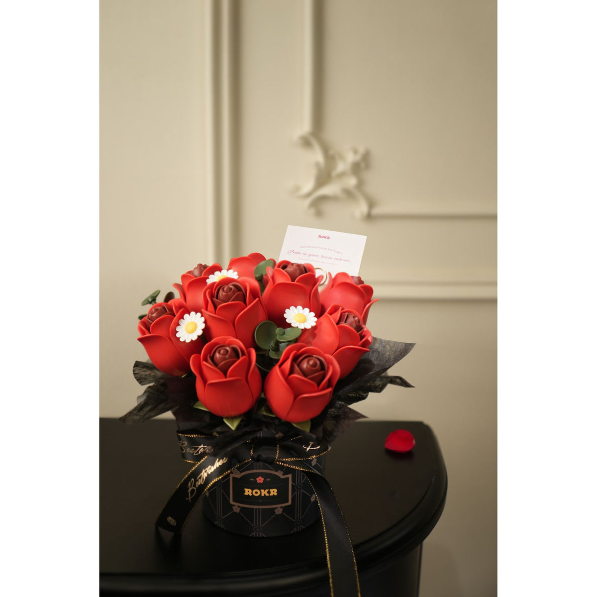 Neun bordeauxrote Rosen des ROKR Red Rose Bouquet im Detail