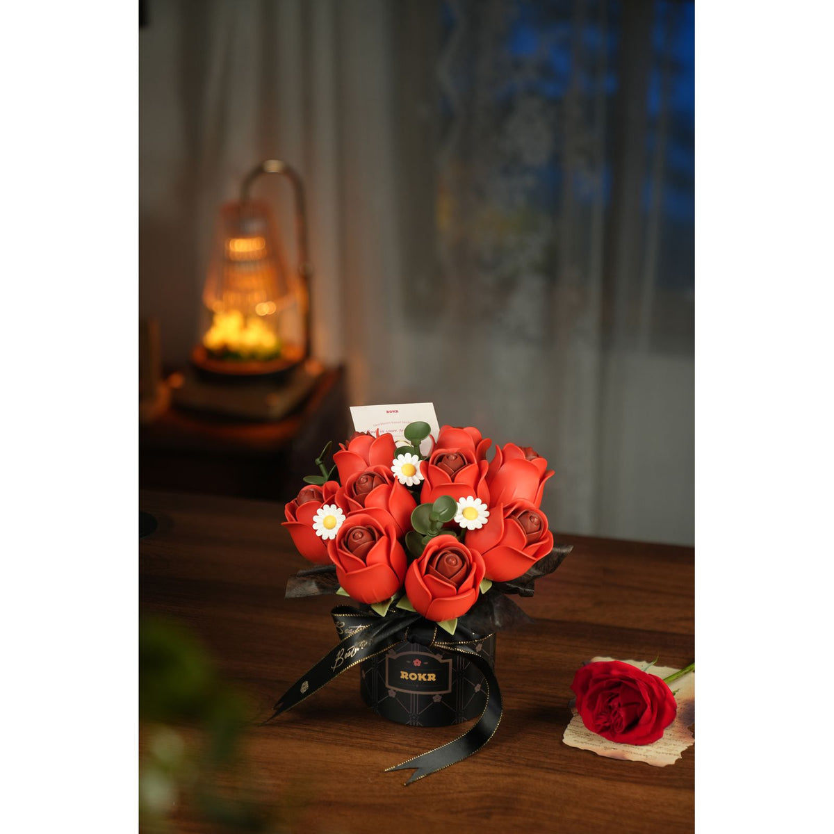 ROKR Floral Art Red Rose Bouquet als Dekoration auf dem Sideboard