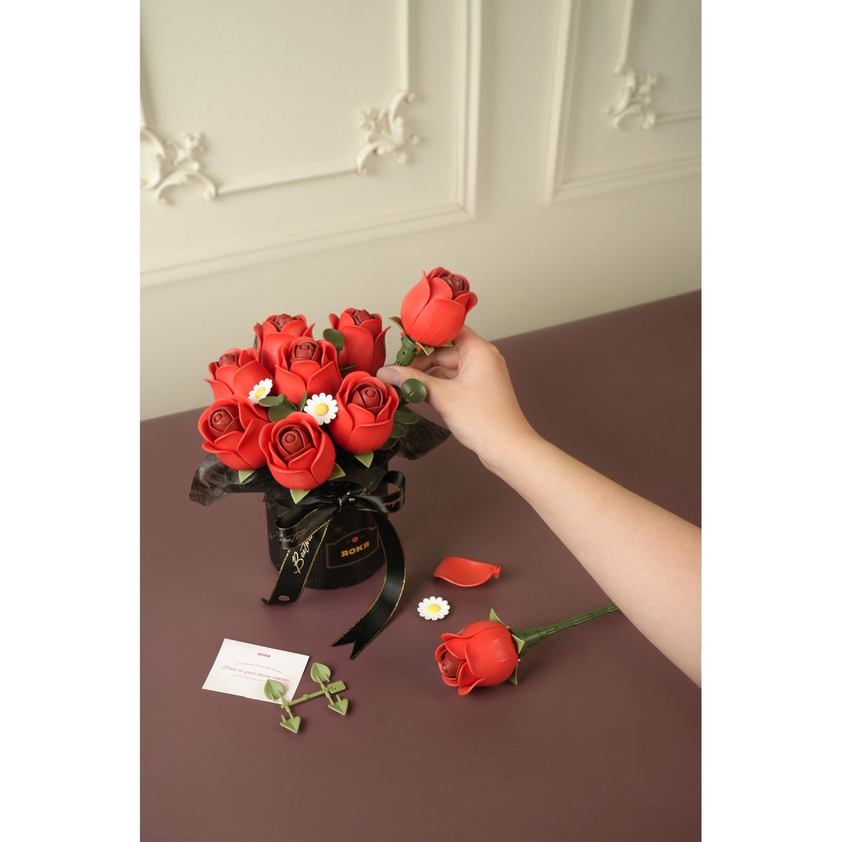 Verstellbare Stiele beim ROKR Red Rose Bouquet Holzblumen Bausatz