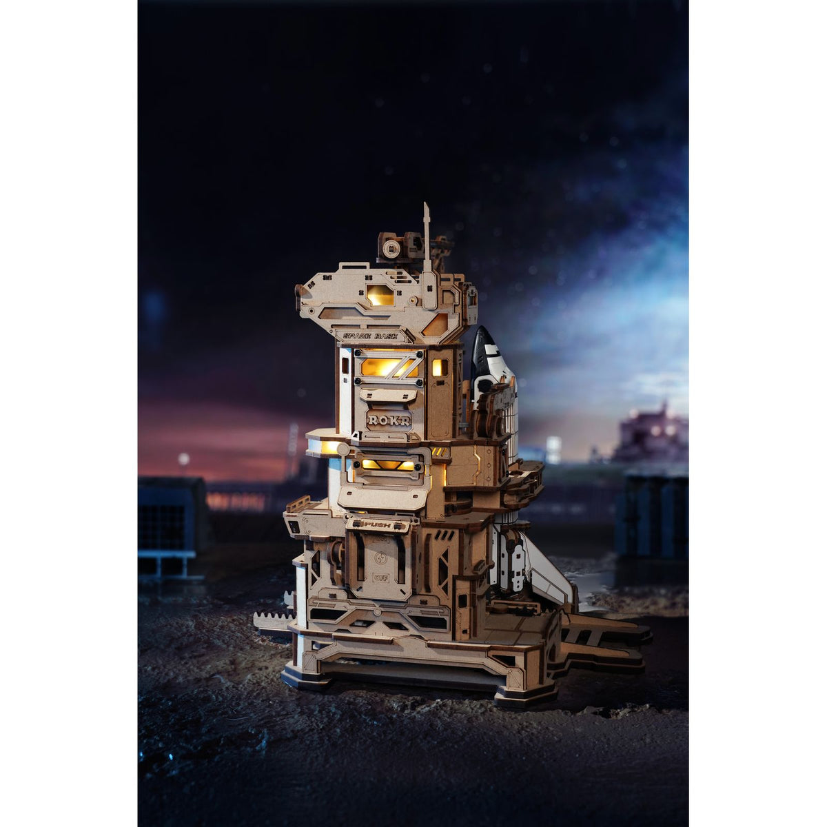 Lasergeschnittene Holzteile des ROKR Space Shuttle Bausatzes