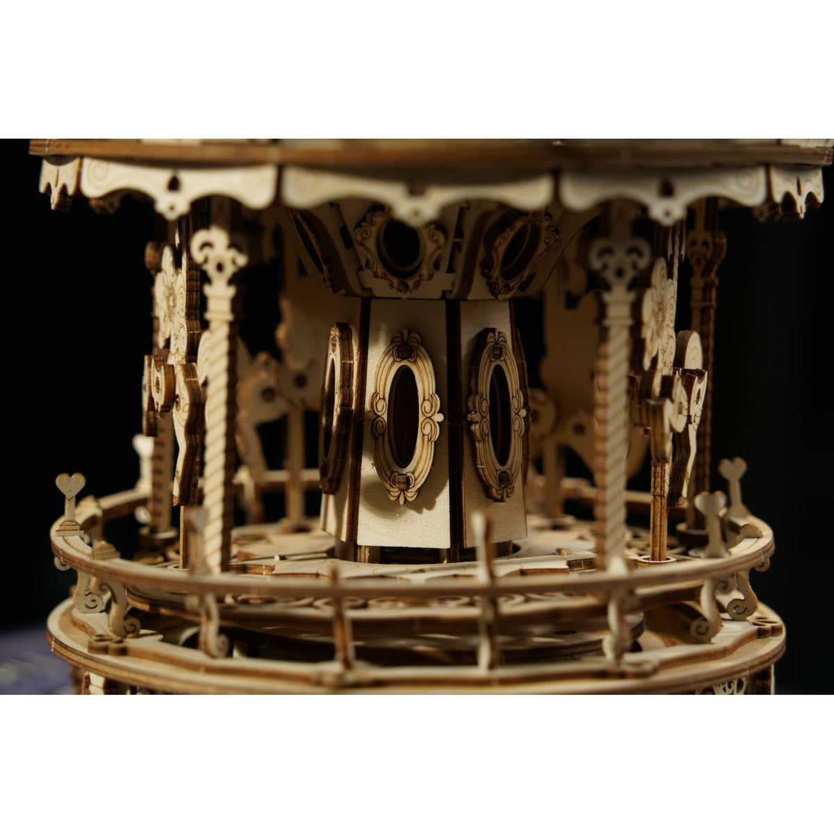ROKR Romantic Carousel mit goldenen Akzenten, Holzmodell individuell gestaltet