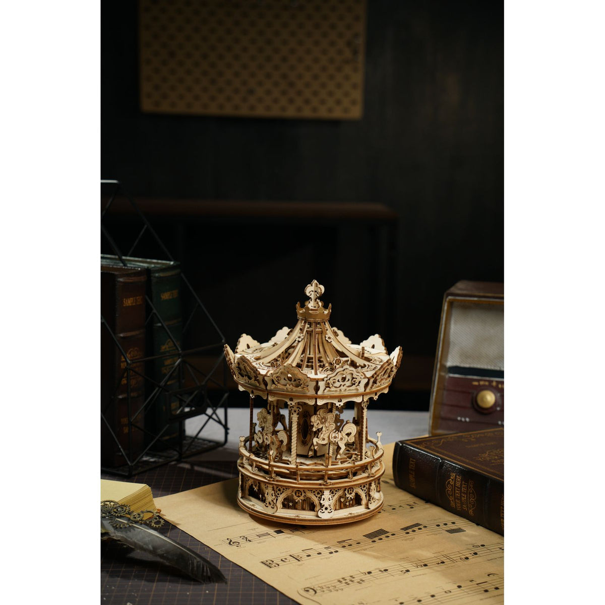 Romantic Carousel Holz Spieluhr Bausatz Seitenansicht mit Ornamenten