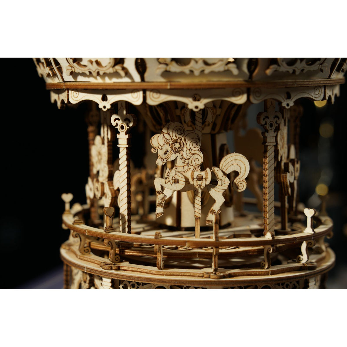 Holzteile des ROKR Romantic Carousel AMK62 beim Zusammenbau