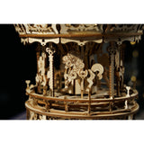 Holzteile des ROKR Romantic Carousel AMK62 beim Zusammenbau