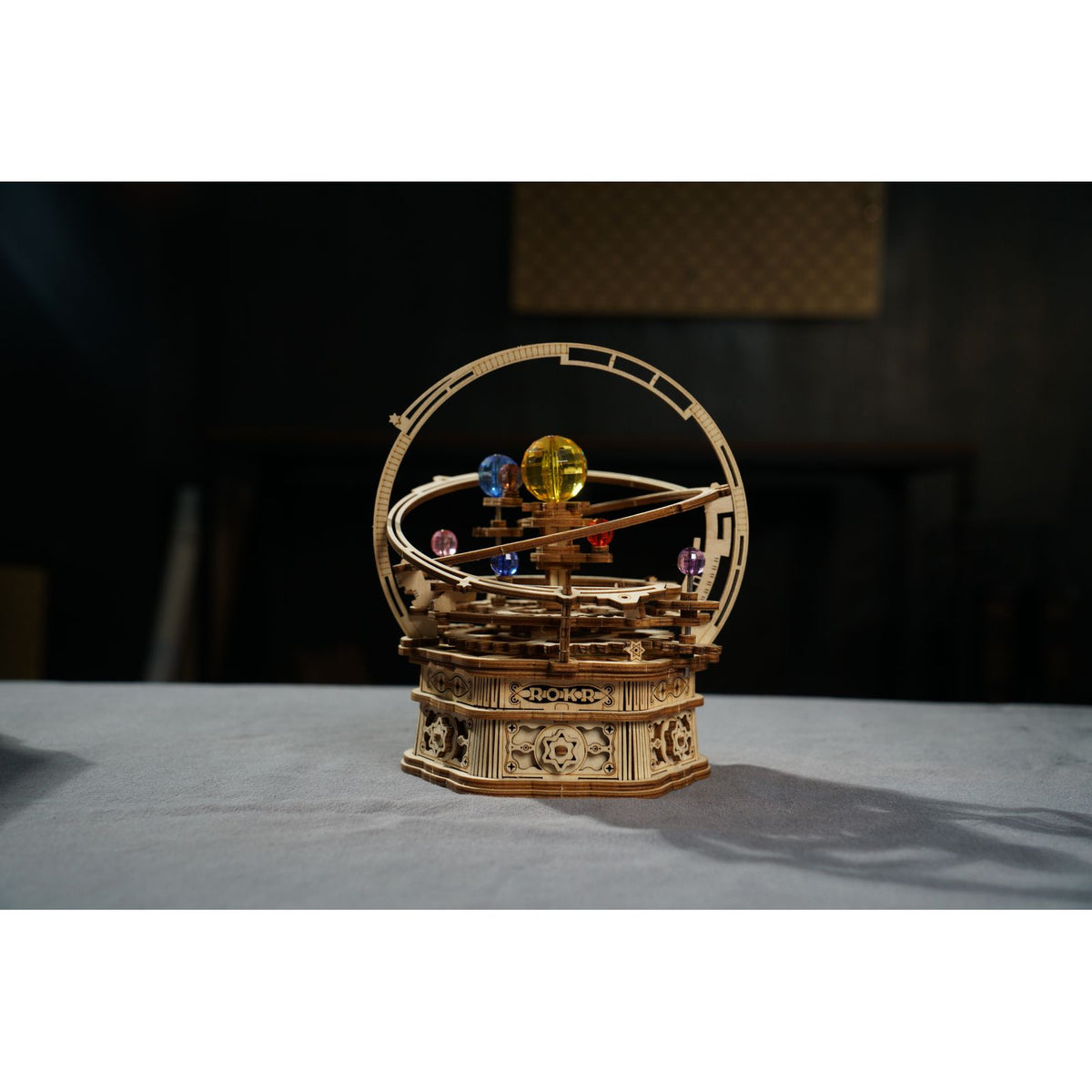 Spieluhr Starry Night von ROKR – 3D Holzpuzzle AMK51 als fertiges Planetarium