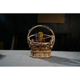 Spieluhr Starry Night von ROKR – 3D Holzpuzzle AMK51 als fertiges Planetarium